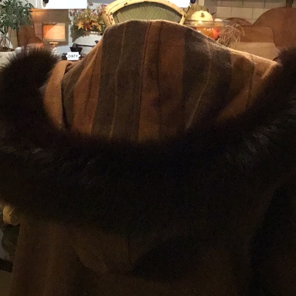 Vintage A.J.Ugent Wool Coat with a mink trimmed Hood - Picture 10 of 10